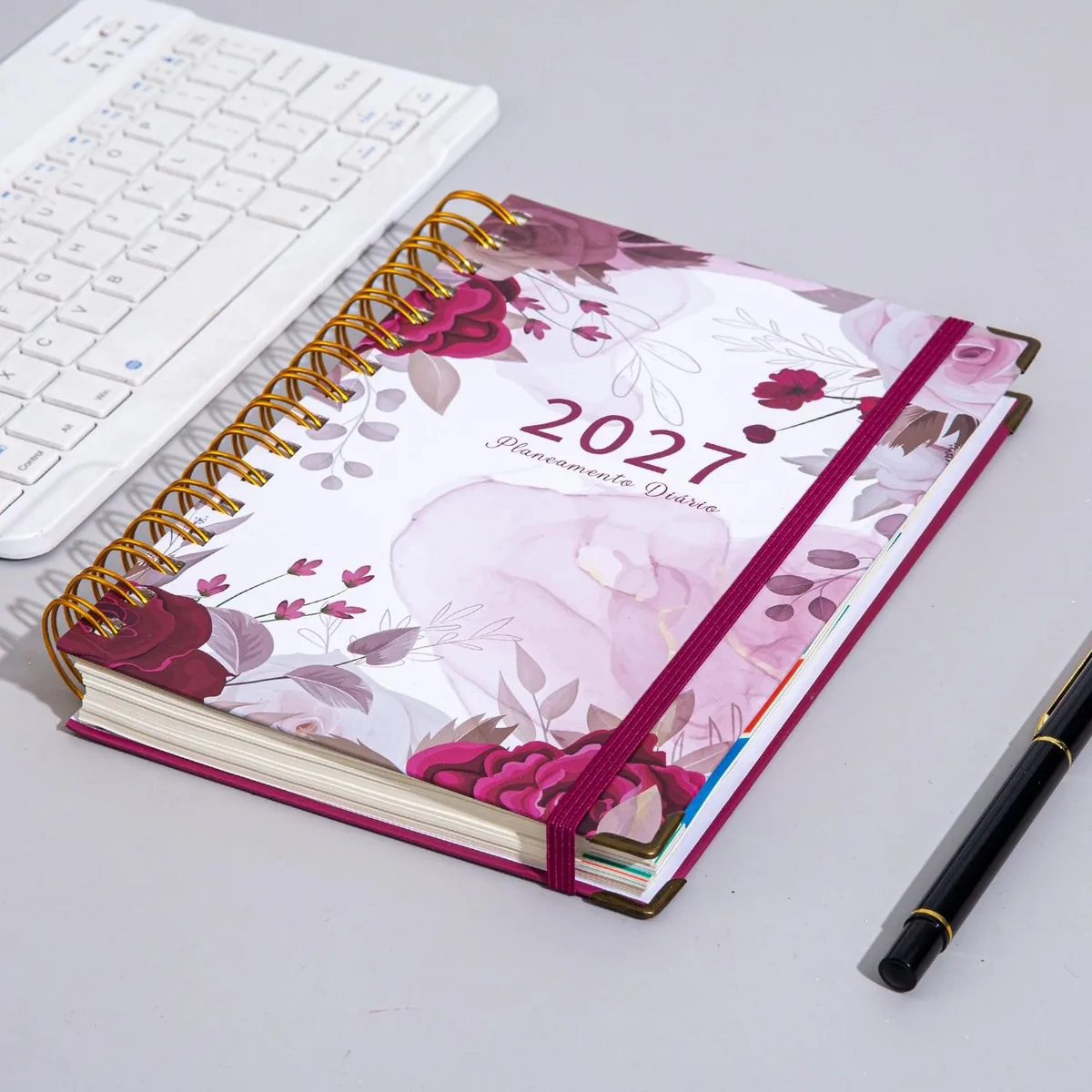 Agenda diaria 2027 A5 con tapa dura floral roja y rosa, espiral y banda elástica