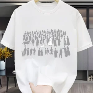 Camiseta blanca de hombre con estampado gris de una multitud