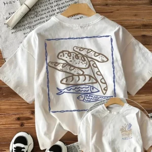 Camiseta de mujer blanca con panes y peces estampados en la espalda