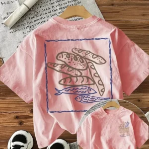 Camiseta de mujer rosa con panes y peces estampados en la espalda