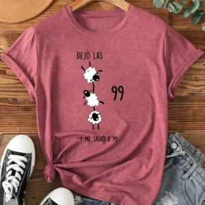 Camiseta rojo ladrillo con ovejas apiladas y la frase Dejó las 99 y me salvó a mí