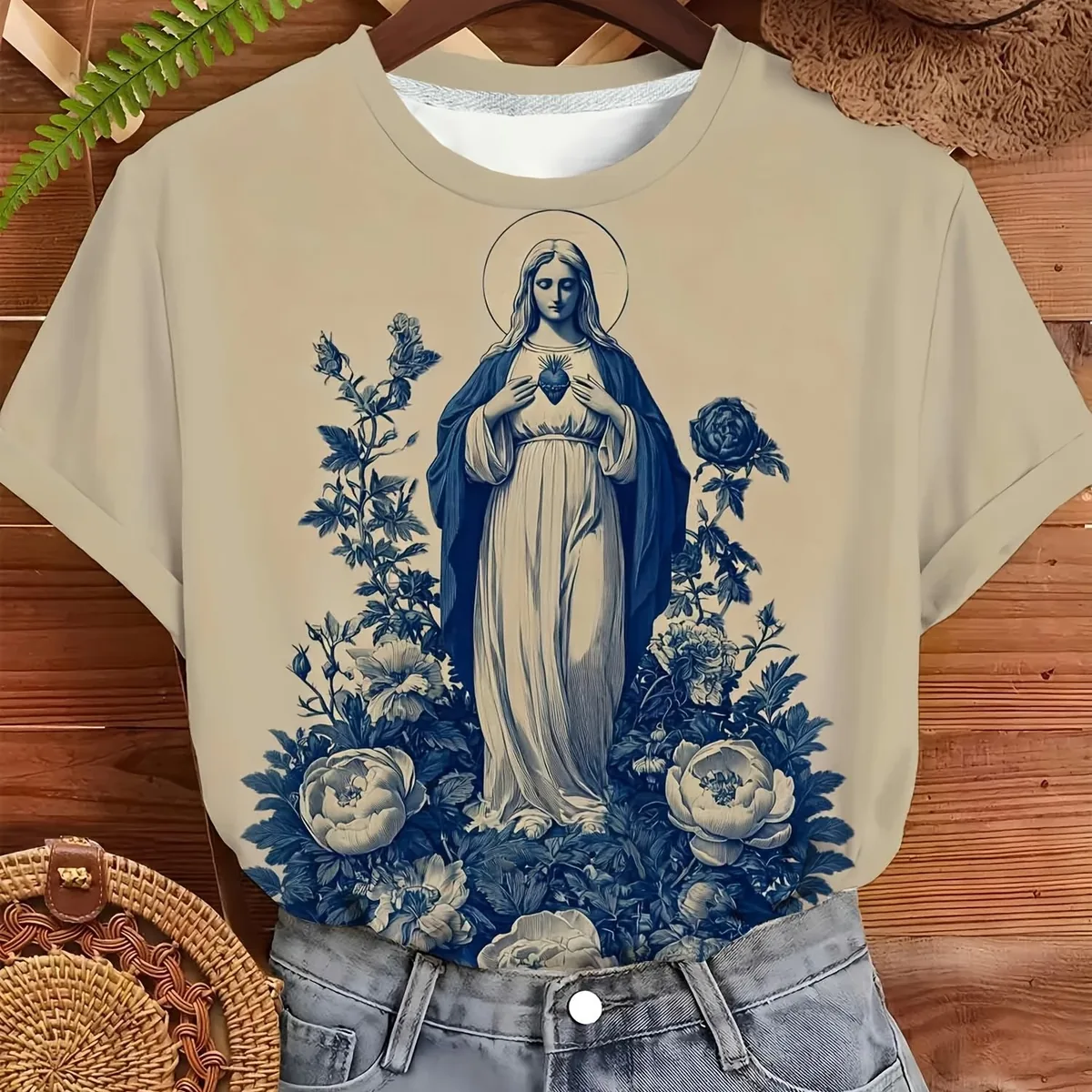 Camiseta de mujer caqui con la Virgen María y flores en azul