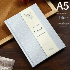 Cuaderno A5 de tapa dura forrada en tela azul claro con flores pequeñas