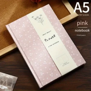 Cuaderno A5 de tapa dura forrada en tela rosa con flores pequeñas