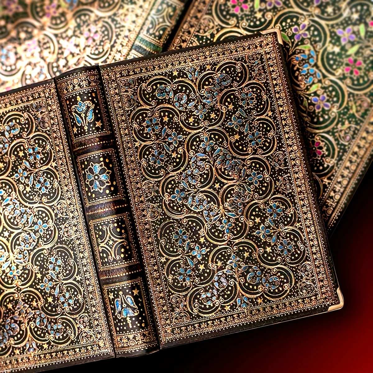 Diario vintage de tapa dura con ornamentos dorados