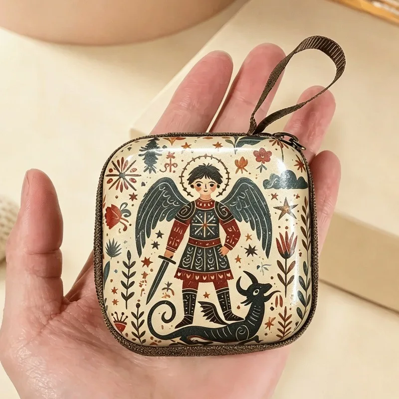 Estuche rígido con el arcángel San Miguel venciendo al dragón sostenido en una mano