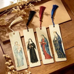 Cuatro marcapáginas con borlas de colores e imágenes de la Virgen María