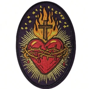 Parche bordado oval con el Sagrado Corazón de Jesús, una cruz y llamas
