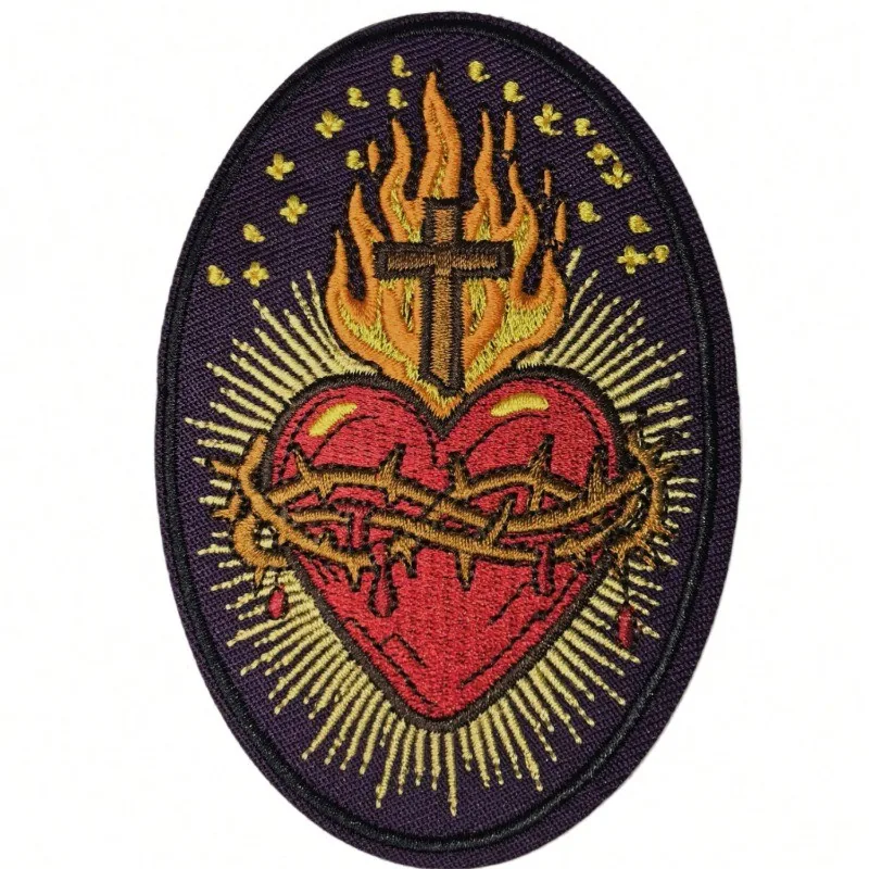 Parche bordado oval con el Sagrado Corazón de Jesús, una cruz y llamas