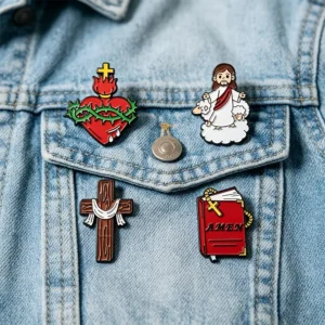 Cuatro pines de esmalte cristianos sobre una chaqueta de mezclilla