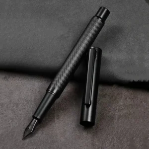 Pluma estilográfica negra de metal con agarre texturizado y tapa a un lado
