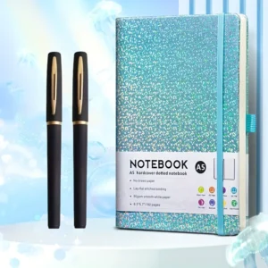 Set de cuaderno A5 punteado con cubierta azul turquesa de brillo holográfico y 2 bolígrafos de gel