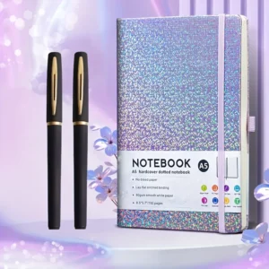 Set de cuaderno A5 punteado con cubierta lila plateada de brillo holográfico y 2 bolígrafos de gel